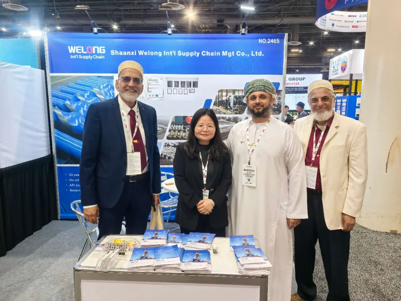 Technical discussion at a Welong exhibition stand